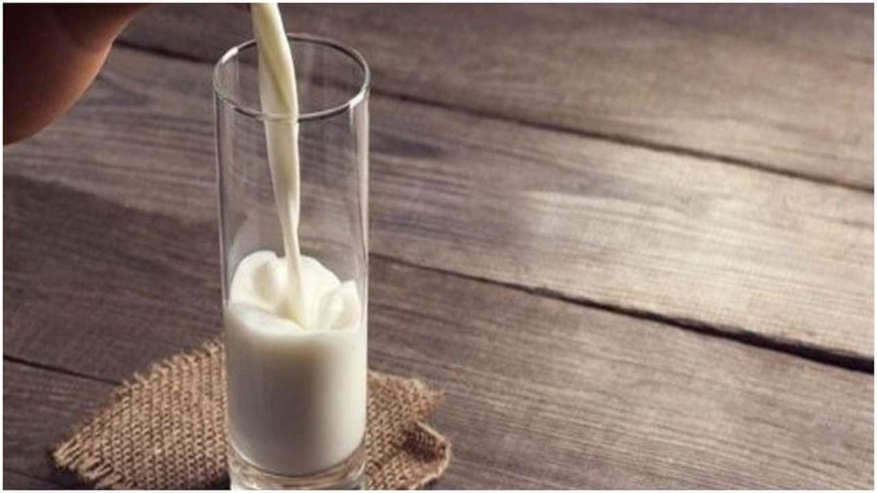 दूध - हातातून दूध पडणे देखील अशुभ मानले जाते. असे मानले जाते की जर दूध हातातून पडले तर कुटुंबात तणाव निर्माण होतो. वास्तुशास्त्रानुसार दूध पडल्यामुळे कुटुंबात कलह निर्माण होऊ शकतो.
