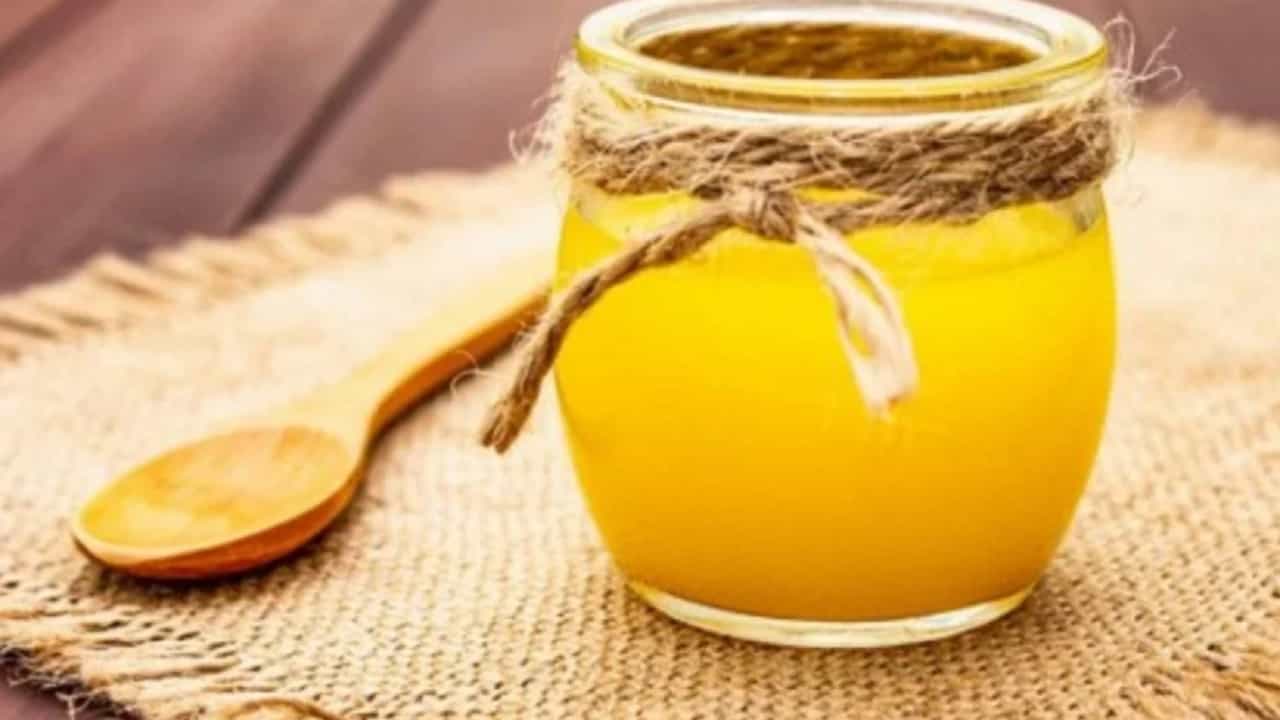 बरेच लोक वजन वाढते म्हणून शक्यतो तूप खाणे टाळतात. त्यांना असे वाटते की, तूप खाल्ल्याने वजन वाढते. मात्र, तूप खाणे आपल्या आरोग्यासाठी फायदेशीर आहे. शिवाय तूप खाल्ल्याने वजन वाढत नाही. होय, देसी तूप खाल्ल्याने तुमचे वजन किंवा चरबी वाढत नाही.
