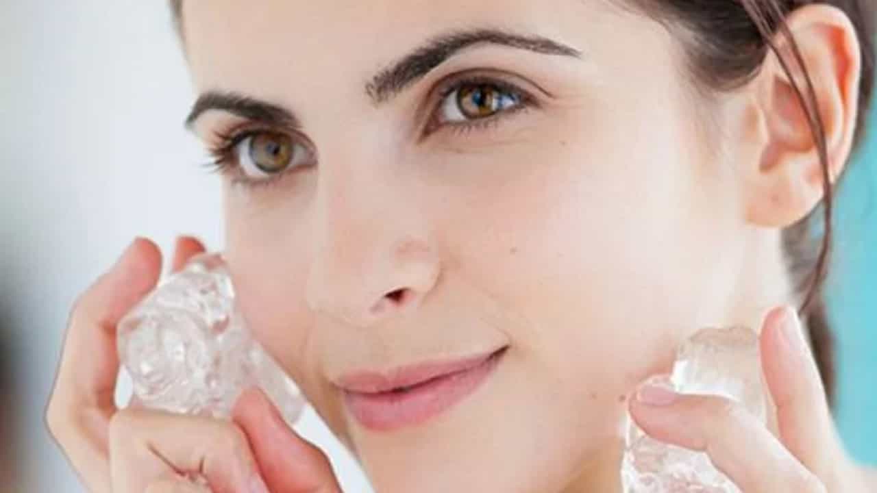 त्वचेच्या कोणत्याही भागावर जोरात किस केल्याने खोल लाल किंवा निळ्या रंगाचे डाग तयार होतात. ज्याला लव्ह बाईट, किस मार्क असेही म्हणतात. अनेकदा महिला लव्ह बाईट मार्क लपवण्याचा प्रयत्न करतात. कारण लव्ह बाईट मार्कचे डाग कायम स्वरूपी राहण्याची शक्यता असते. या डागांची समस्या दूर करण्यासाठी आपण काही घरगुती उपाय केले पाहिजेत.
