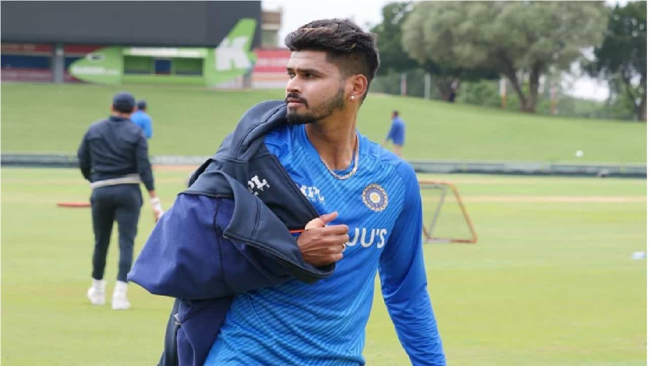 वनडे पाठोपाठ टेस्टमध्ये श्रेयस अय्यरने (Shreyas Iyer) दमदार पदार्पण केलं आहे. नुकत्याच संपलेल्या दक्षिण आफ्रिकेविरुद्धच्या कसोटी मालिकेत त्याचा संघात समावेश करण्यात आला होता.