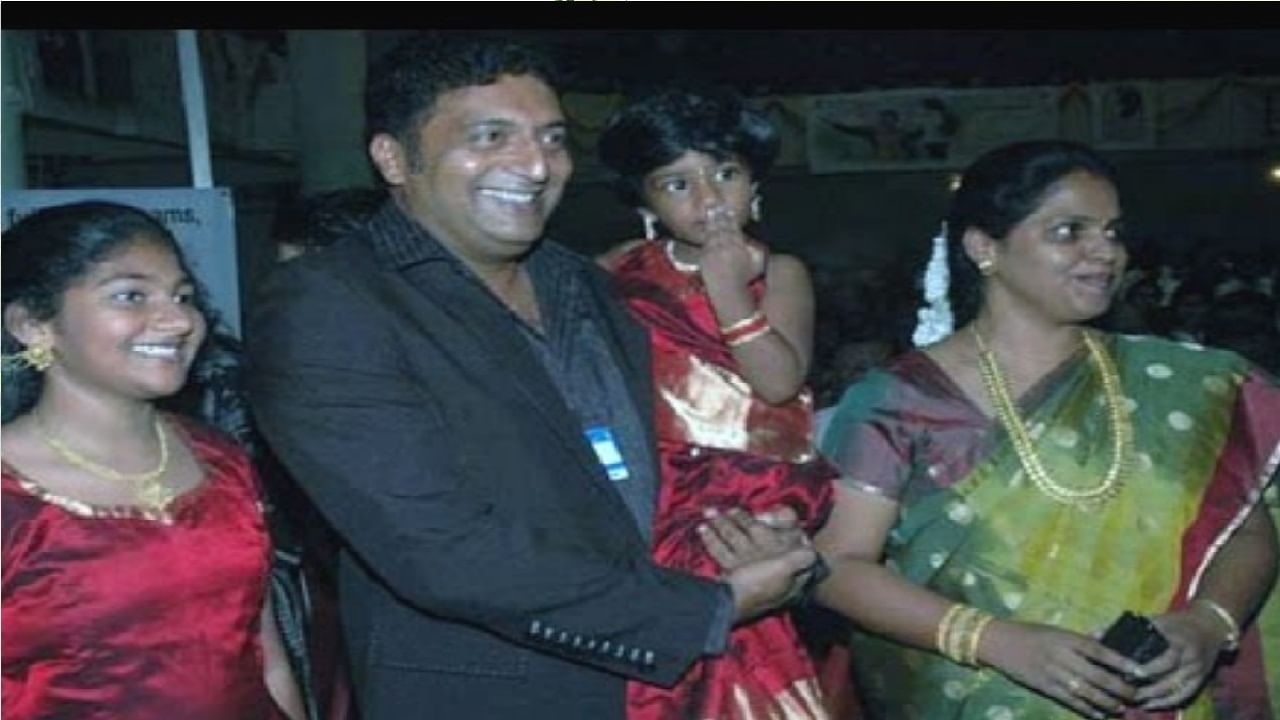 अभिनेते प्रकाश राज आणि त्यांची पूर्व पत्नी ललिता कुमारी यांनी 2009 ला घटस्फोट घेतला. या दोघांनी 1994 लग्न केलं होतं. 