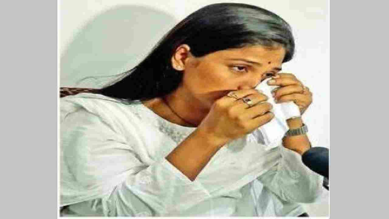 अटकेचा विषय निघताच करुणा मुंडेंना अश्रू अनावर, सत्ताधाऱ्यांकडून आवाज दाबला जातोय, औरंगाबादेत टीकास्त्र अटकेचा विषय निघताच करुणा मुंडेंना अश्रू अनावर, सत्ताधाऱ्यांकडून आवाज दाबला जातोय, औरंगाबादेत टीकास्त्र