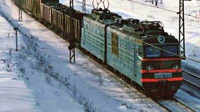 रेल्वे रुळावर पडला युवक, चालकानं पाहिलं पण ट्रेन थांबवू शकला नाही आणि मग...