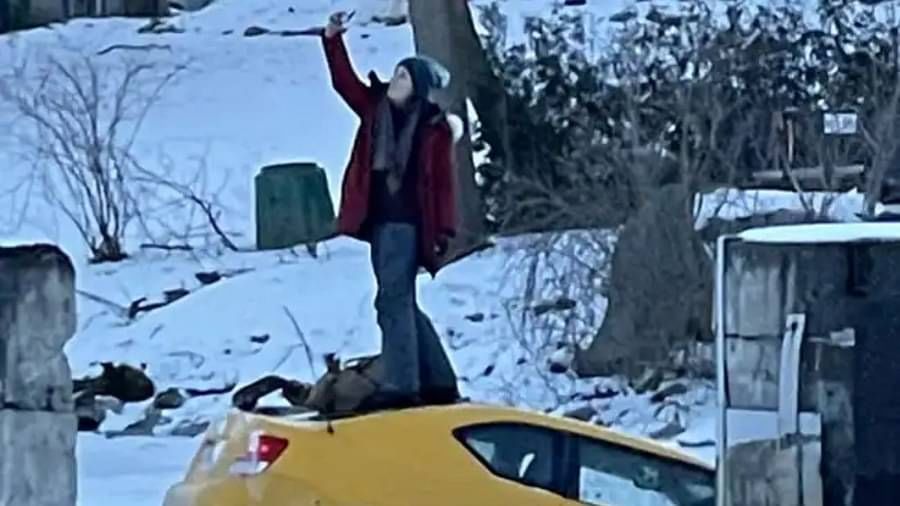 Video | सेल्फीसाठी जीव धोक्यात! नदीत बुडत असलेल्या गाडीवर उभा राहून महिलेने घेतला सेल्फी