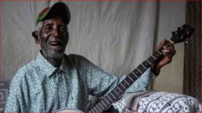 सोशल मीडियाबद्दल काहीच माहिती नाही, तरीही मलावीयन संगीतकार टिकटॉकवर सुपरहिट, 80 लाखांहुन अधिक जणांनी पाहिले व्हिडीओ