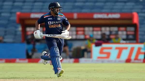 कसोटी मालिका गमावल्यानंतर पहिल्या वनडेमध्येही (First ODI) भारताचा पराभव झाला आहे. दक्षिण आफ्रिकेने (South Africa) प्रथम फलंदाजी करताना 296 धावा केल्या. या लक्ष्याचा पाठलाग करताना भारताने 50 षटकात 265 धावा केल्या. 31 धावांनी भारताचा पराभव झाला. टीम इंडियाकडून शिखर धवन (Shikhar dhawan) आणि विराट कोहलीने अर्धशतकं झळकावली. त्याचवेळी आठव्या क्रमांकावर फलंदाजीला आलेल्या शार्दुल ठाकूरने आपल्या बॅटिंगने कमाल दाखवली. शार्दुलने 43 चेंडूत 50 धावा केल्या व वनडेमधलं पहिलं अर्धशतक झळकावलं.