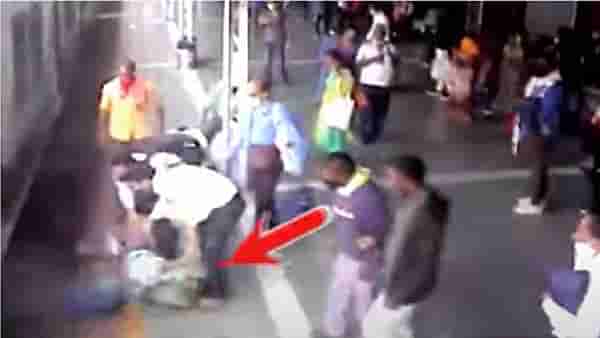 Mumbai Video | धावत्या रेल्वेत चढण्याचा प्रयत्न, टीसीने वाचवला प्रवाशाचा प्राण, थरार सीसीटीव्हीत कैद