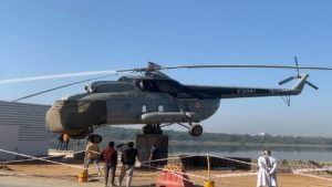 नागपुरात व्हीव्हीआयपींच्या ताफ्यातील हेलिकॉप्टर; फुटाळा तलावाजवळ बघ्यांची का होतेय गर्दी?