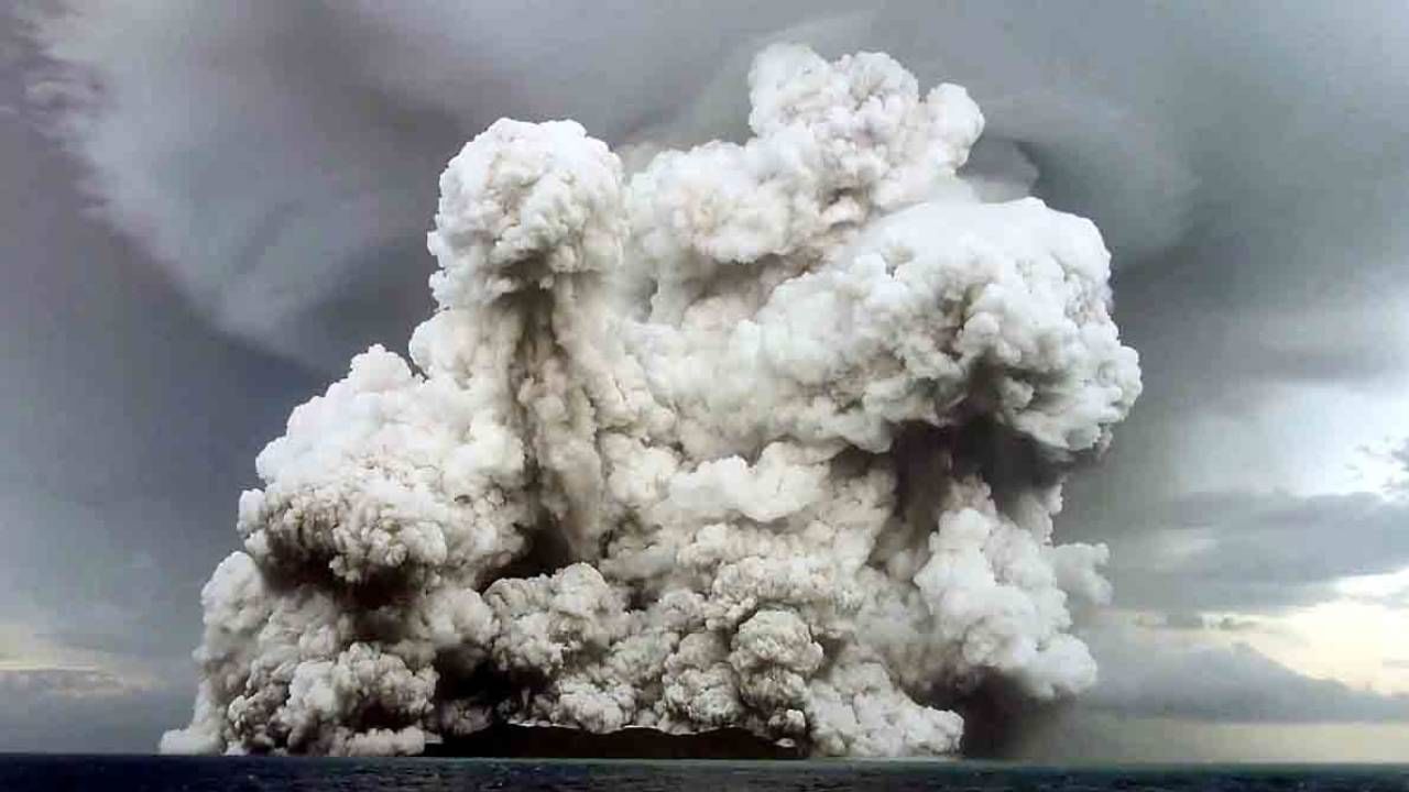 Tonga Volcano Shockwaves : हाहाकार! भयंकर ज्वालामुखी विस्फोट, हिरोशिमावरील अणूबॉम्बपेक्षाही 600पट जास्त शक्तिशाली