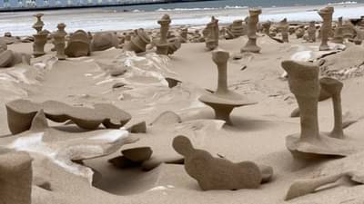 जोरदार वाऱ्यानं वाळूला आला असा आकार, सोशल मीडियावर Photos व्हायरल