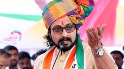 राष्ट्रवादीचे खासदार अमोल कोल्हे नथुराम गोडसेच्या भूमिकेत! नेतेमंडळी म्हणतात कलाकार म्हणून योग्यच, तर पोस्टवर संमिश्र प्रतिक्रिया