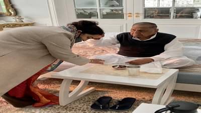 दोन दिवसापुर्वी अपर्णा यादव यांचा भाजप प्रवेश, आज घेतला मुलायम सिंह यांचा आशीर्वाद; समाजवादी पक्षात वाढली चिंता