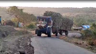 घाट पार करण्यासाठी ट्रॅक्टरचालकाचा जीवघेणा प्रवास, बीड जिल्ह्यातला Video होतोय Viral