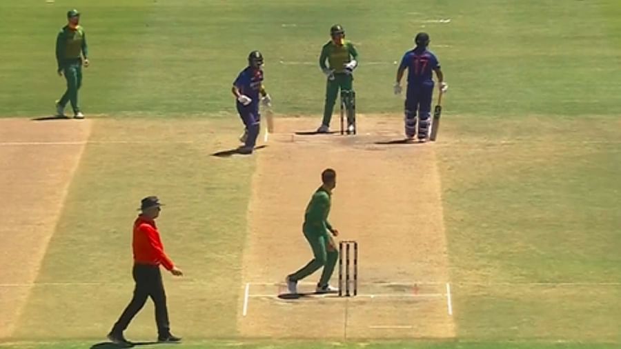 IND vs SA, 2nd ODI: राहुल-पंत गोंधळले, पण दक्षिण आफ्रिकेच्या फिल्डर्सनी त्या पुढची मोठी चूक केली, पाहा कॉमेडी VIDEO