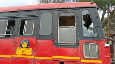 पारोळा धुळे मार्गावर अज्ञातांकडून दोन बसवर दगडफेक, मोठी दुर्घटना टळली