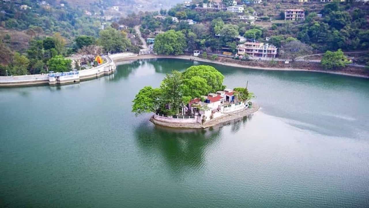 भीमताल, उत्तराखंड: हिमालयातील कॅम्पिंगसाठी हे सर्वोत्तम ठिकाण मानले जाते. तुम्हाला येथील सुंदर मैदाने आणि हिरवळीची भुरळ पडेल. रात्रीच्या वेळी तर इथले दृष्य मनाला मोहिनी घालतात. येथील निसर्गाचा आनंद घेण्यासाठी एकदा तरी भीमतालला भेट ही द्यायलाच हवी.