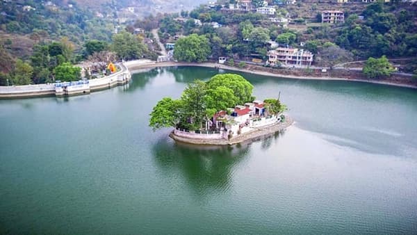 भीमताल, उत्तराखंड: हिमालयातील कॅम्पिंगसाठी हे सर्वोत्तम ठिकाण मानले जाते. तुम्हाला येथील सुंदर मैदाने आणि हिरवळीची भुरळ पडेल. रात्रीच्या वेळी तर इथले दृष्य मनाला मोहिनी घालतात. येथील निसर्गाचा आनंद घेण्यासाठी एकदा तरी भीमतालला भेट ही द्यायलाच हवी.