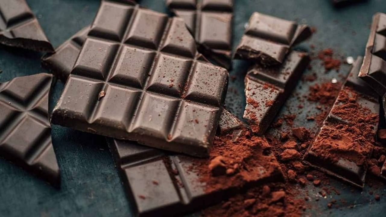 डार्क चॉकलेट : डार्क चॉकलेटच्या सेवनाने देखील तुमच्या शरीरामधील साखरेचे प्रमाण नियंत्रित राहाते. तुम्हाला जर चॉकलेट खाण्याची आवड असेल तर तुम्ही डार्क चॉकलेट खाऊ शकता. या चॉकलेट सेवनाचा मुख्य फायदा म्हणजे तुम्ही लठ्ठपणाच्या समस्येपासून दूर राहाता. 