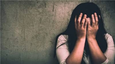 हरवलेली 10 वर्षांची चिमुरडी रात्री उशिरा घरी परतली! घरी आल्यानंतर कळलं की तिच्यावर बलात्कार झालाय