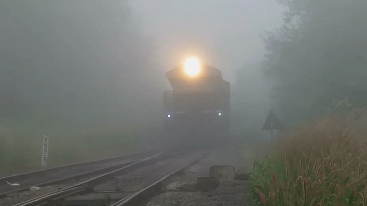 Indian Railways : दिल्लीला ट्रेननं जायचा विचार करताय? अनेक गाड्या उशिरानं; थंडी आणि धुक्याचा कहर सुरुच