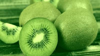 किवी फळाच्या शेतीपासून घेता येते लाखोंचे उत्पन्न, जगभरात मागणी