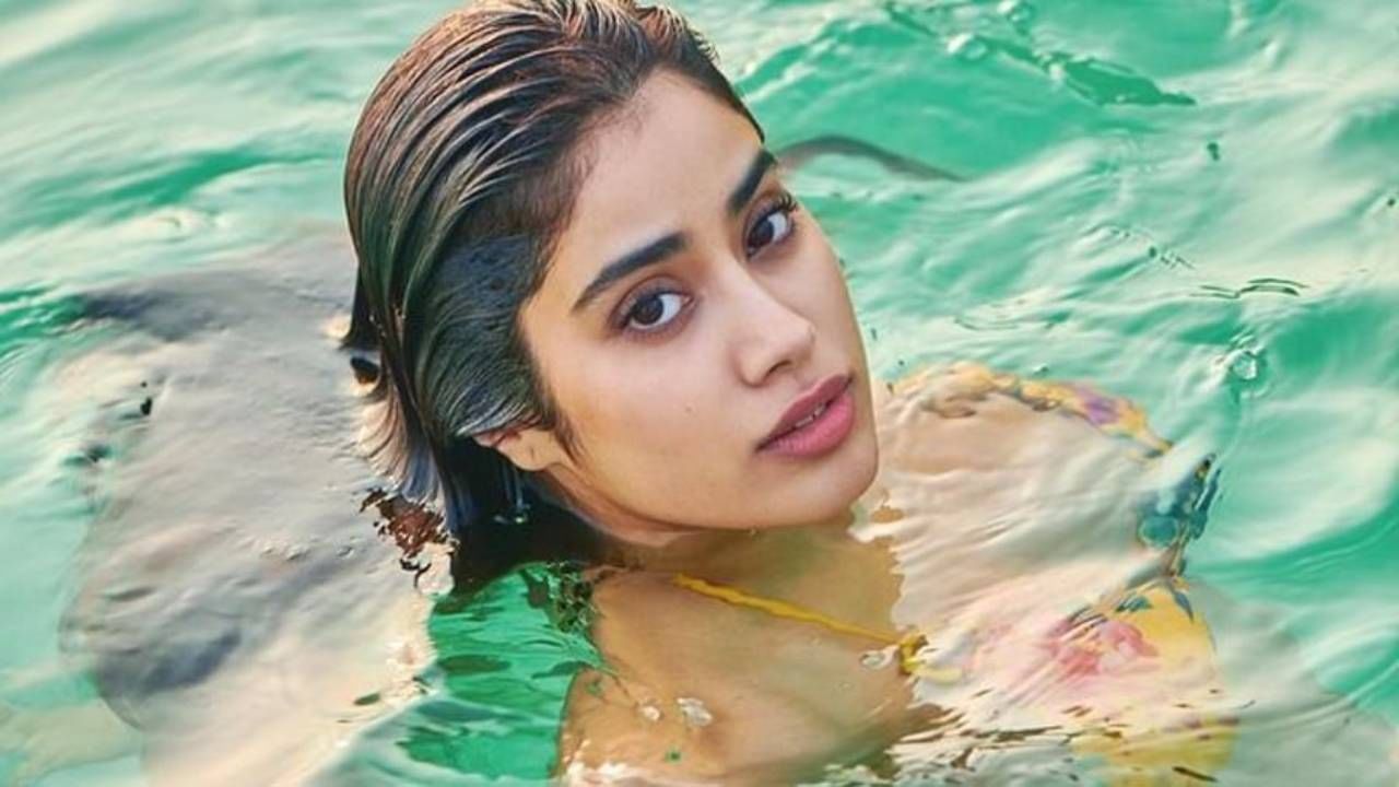 Janhvi Kapoor Yellow बिकनीत जान्हवी दिसतेय खास काय आहे यल्लो बिकनीचा राज Marathi News 0060