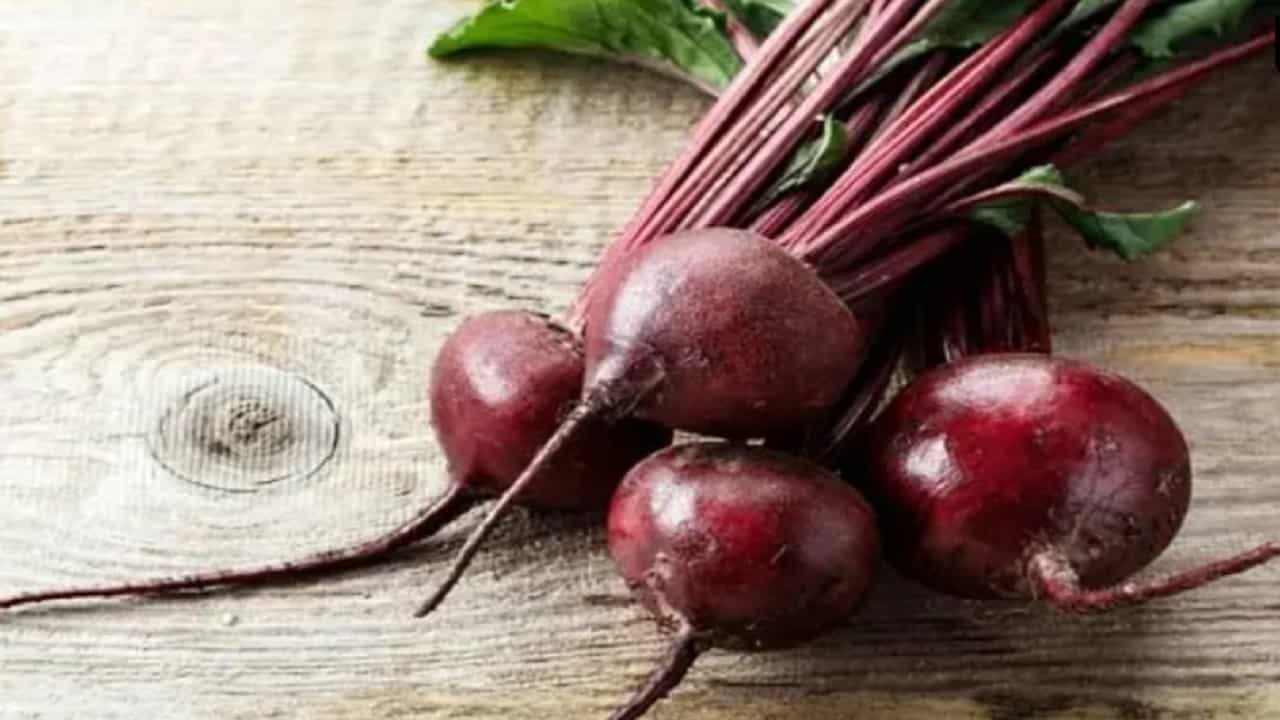 बीट किसून त्याचा रस काढा आणि त्यात शिया बटर घाला. रात्री झोपण्यापूर्वी या क्रीमने ओठांवर मसाज करा. यामुळे ओठांवरील काळेपणा दूर जाण्यास मदत होईल.