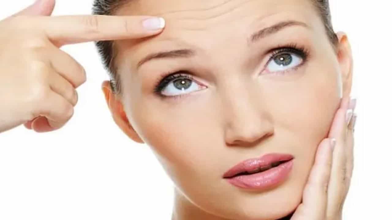 खराब जीवनशैलीचा आपल्या आरोग्यावर खूप जास्त परिणाम होत आहे. खराब जीवनशैलीमुळे त्वचेच्या अनेक समस्या निर्माण होतात. इतकेच नाहीतर व्यस्त वेळापत्रकामुळे डोळ्यांखाली सुरकुत्या देखील होतात. डोळ्यांखाली सुरकुत्या दूर करण्यासाठी आपण बदामाचे तेल डोळ्यांखाली लावले पाहिजे.