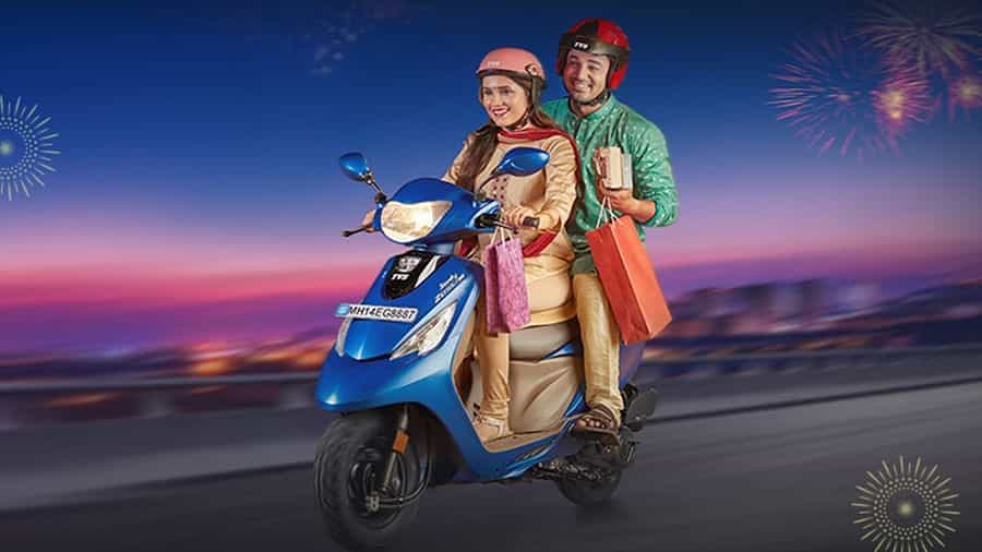 भारतीय टू व्हीलर सेगमेंट खूप मोठं आहे. ज्यामध्ये मोठ्या प्रमाणात स्कूटर आणि मोटारसायकलचे पर्याय आहेत. आज आम्ही तुम्हाला अशा काही स्कूटर्सबद्दल सांगणार आहोत, ज्या 100 सीसी सेगमेंट आणि उत्तम मायलेजसह येतात.