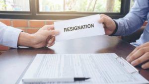 कामाची बातमी : नोकरीचा राजीनामा देण्याच्या तयारीत आहात? जाणून घ्या योग्य पद्धतीने कसा घ्यावा हा निर्णय