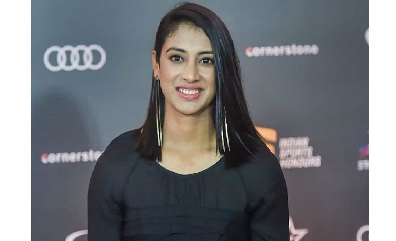 भारताची स्टार क्रिकेटपटू स्मृती मानधनाला (Smriti Mandhana) आयसीसी महिला क्रिकेटर ऑफ द ईयर 2021 (ICC Women's Cricketer 2021) पुरस्कार जाहीर झाला आहे. या डावखुऱ्या फलंदाजासाठी 2021 हे वर्ष उत्कृष्ट ठरलं आहे. या वर्षात तिने आंतरराष्ट्रीय क्रिकेटच्या तिन्ही फॉरमॅटमध्ये खोऱ्याने धावा केल्या. यासोबत महिला टी-20 लीग्समध्येदेखील तिने आपल्या बॅटची जादू दाखवली. वुमेन्स बिग बॅश लीग असो अथवा द हंड्रेड ही क्रिकेट लीग असो, स्मृती मानधनाने सर्वत्र अक्षरशः धुमाकूळ घातला. याचं श्रेय म्हणून तिचा ICC Women's Cricketer 2021 पुस्काराने गौरव केला जाणार आहे.