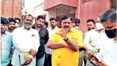 Nashik | सटी सहा महिन्यांनी उगवलेल्या शिवसेना नगरसेवकाला नागरिकांनी पिटाळले; नेमके काय घडले?