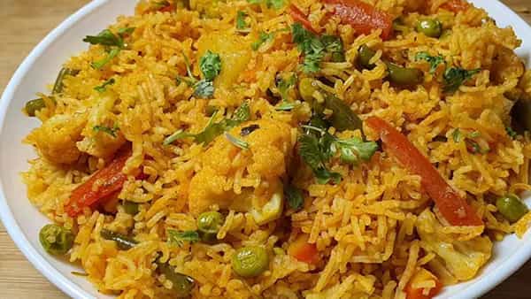 अहलाबादी ताहरी: बासमती तांदूळ, मसाले, दही, पावडर मसाले आणि भाज्या यापासून खास अहलाबादी ताहरी बनवली जाते. त्याची चव खूप जबरदस्त असते. देशाच्या इतर भागात याला व्हेज पुलाव म्हणतात. पण यूपीमध्ये ते ताहरी म्हणून ओळखले जाते.