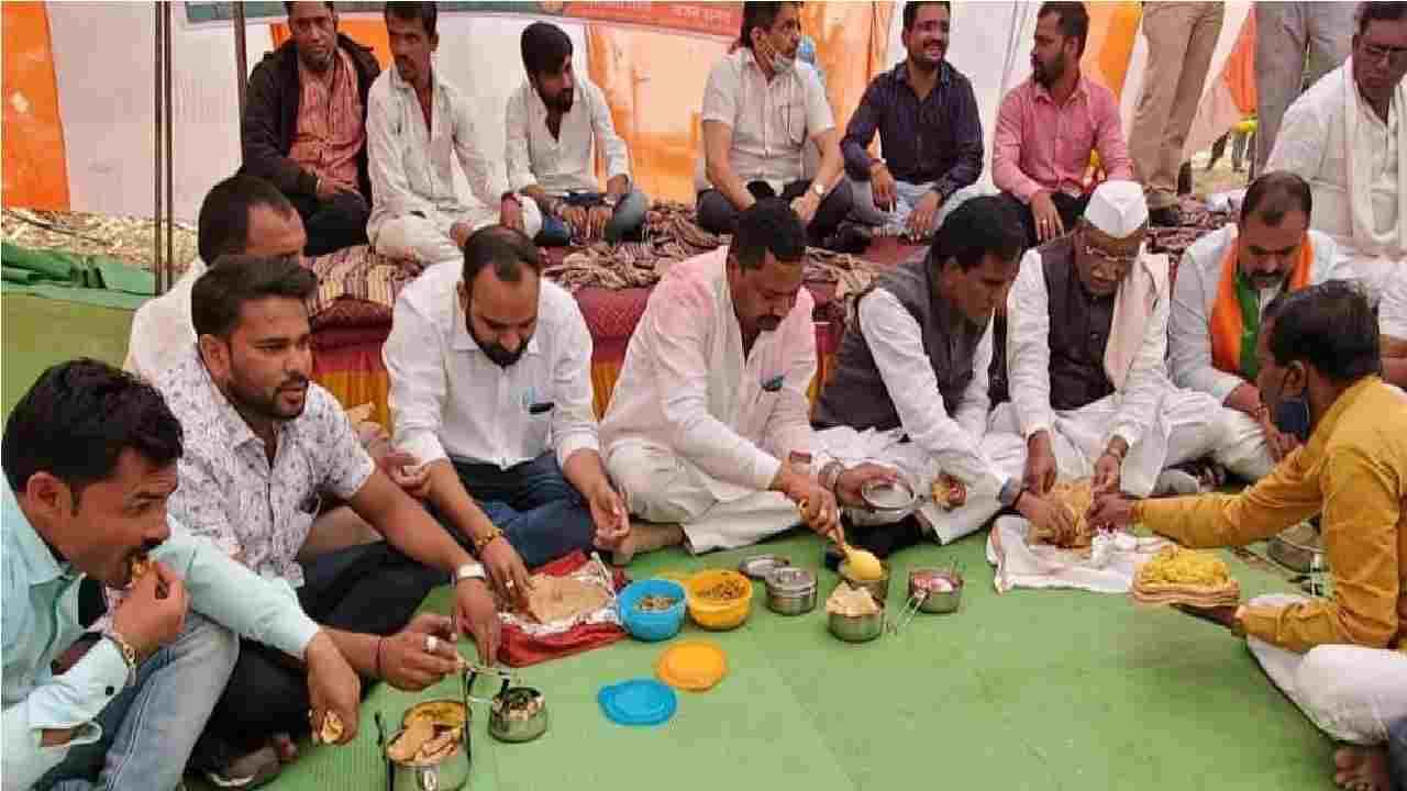 Aurangabad: दानवेंनी फडक्यात बांधून आणला भाकरी अन् ठेचा, औरंगाबादेत भाजपचे गावागावांत डबा पार्टीचे आयोजन!