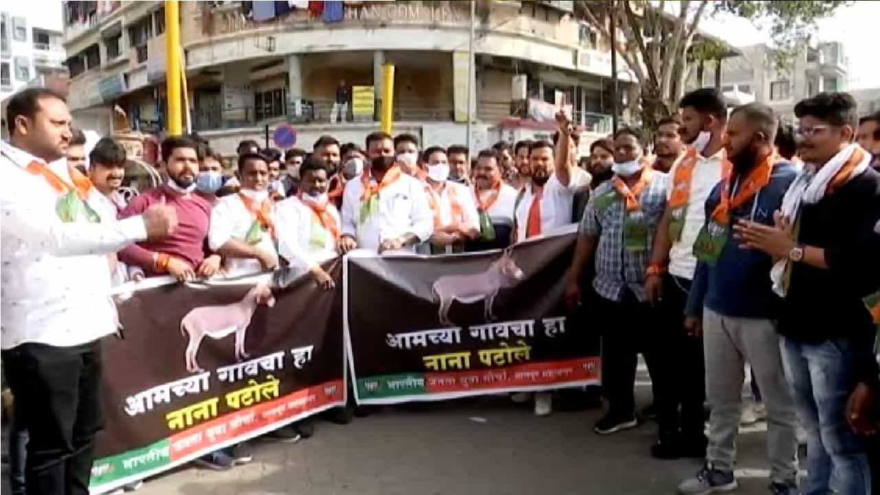 काँग्रेस प्रदेशाध्यक्ष नाना पटोले यांनी पंतप्रधान नरेंद्र मोदी यांच्या विरोधात केलेल्या बेताल वक्तव्याचा आरोप करत भाजपने आज राज्यव्यापी आंदोलन पुकारलं. नाना पटोलेंच्या विधानाचा राज्यभर निषेध करण्यात आला.