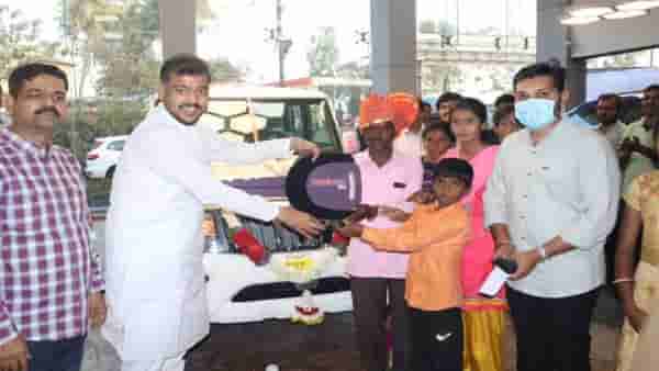 आनंद महिंद्रा यांनी शब्द पाळला, दत्तात्रय लोहारांच्या दारात उभी केली नवी कोरी बोलेरो