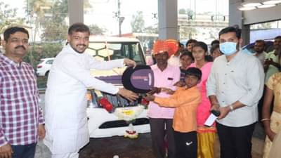 आनंद महिंद्रा यांनी शब्द पाळला, दत्तात्रय लोहारांच्या दारात उभी केली नवी कोरी बोलेरो