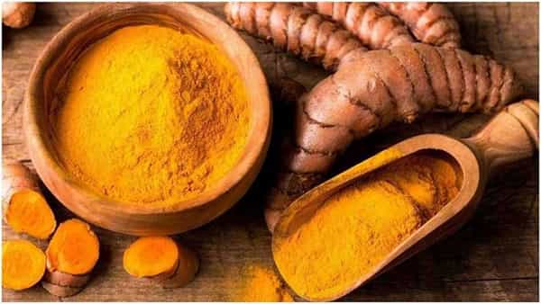 हळद : हळदीमध्ये अनेक औषधी गुणधर्म असतात, हळदीला आयुर्वेदामध्ये देखील अनन्यसाधारण महत्त्व आहे. ज्या व्यक्तींना अस्थामा आहे, अशा व्यक्तींनी थंडीमध्ये रोज हळदीचे दूध पिले तर त्यांना आराम मिळू शकतो.