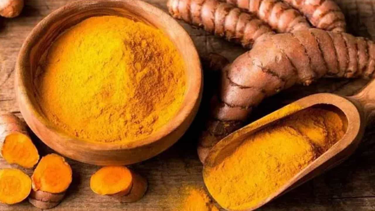 हळदीमध्ये असलेले अँटी-एलर्जिक गुणधर्म दम्याची लक्षणे कमी करण्यासाठी फायदेशीर आहेत. असं म्हटलं जातं की, दम्याच्या रुग्णांनी हिवाळ्यात रोज हळदीच्या दुधाचे सेवन केल्यास दम्याचा त्रास दूर होण्यास मदत होते.