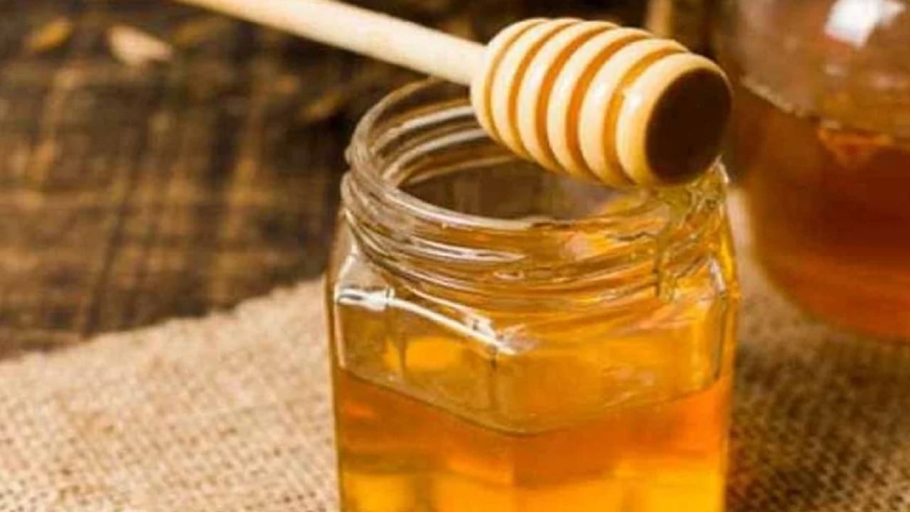 हिवाळ्यात थंडीवर नियंत्रण ठेवण्यासाठी मध फायदेशीर आहे. दम्याच्या रुग्णांना खोकल्यामुळे श्वास घेण्यास त्रास होऊ लागतो. अशावेळी कोमट पाण्यामध्ये मध मिक्स करा आणि प्या. 