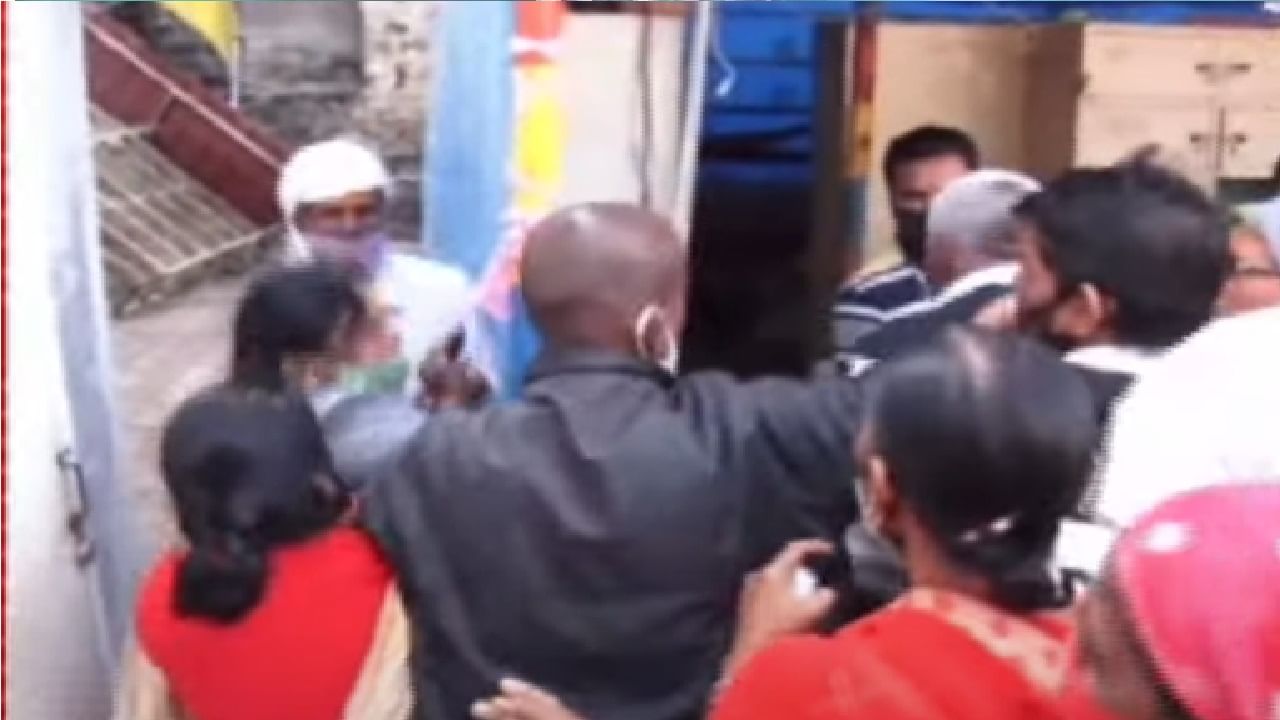 VIDEO: कोल्हापूरच्या अंबाबाई मंदिरात फ्री स्टाईल हाणामारी, ई-पासवरून रंगला वाद