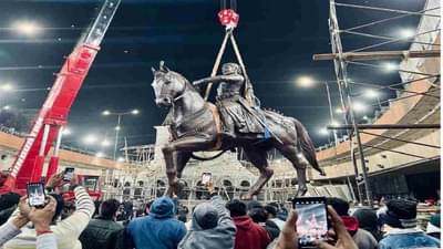 PHOTO| औरंगाबादेत शिवरायांचा भव्य पुतळा अखेर विराजमान, 48 तासांचे अथक प्रयत्न, पुढची शंभर वर्षे प्रेरणास्थान ठरणार!