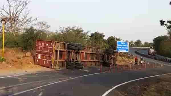 Accident | 48 तासांत रस्ते अपघातात तब्बल 16 मृत्यू, वर्ध्यापाठोपाठ मुंबई-पुणे जुन्या हायेववरही अपघात!