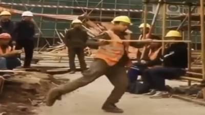 Video : या मजुराचा डान्स पाहून भल्या भल्या डान्सरला घाम फुटेल, सोशल मीडियाने बनवलं रातोरात स्टार