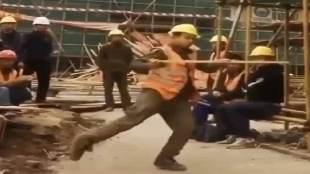 Video : या मजुराचा डान्स पाहून भल्या भल्या डान्सरला घाम फुटेल, सोशल मीडियाने बनवलं रातोरात स्टार