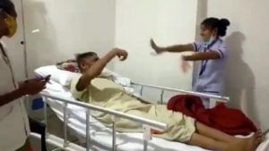 Video : नर्सचा जबरदस्त डान्स बघून लकवा भरलेला पेशंटही लागला नाचू, व्हिडिओ तुफान व्हायरल