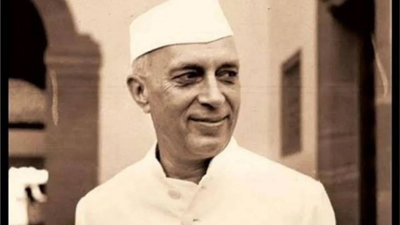 1958-59 मध्ये देशाचे तत्कालीन पंतप्रधान जवाहरलाल नेहरू यांनी अर्थसंकल्प सादर केला आणि ते अर्थसंकल्प सादर करणारे देशाचे पहिले पंतप्रधान ठरले. कारण तेव्हा अर्थ मंत्रालय देखील पंडित नेहरूंकडेच होते.  
