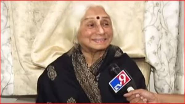 प्रभा अत्रे : ज्येष्ठ गायिका प्रभा अत्रे यांना पद्मविभूषण पुरस्कार जाहीर झाला आहे. प्रभा अत्रे या किराणा घराण्याच्या गायिका आहेत. त्या अग्रगण्य हिंदुस्तानी शास्त्रीय संगीत गायिकांपैकी एक म्हणून गणल्या जातात. त्या पंडित सुरेशबाबू माने आणि गानहिरा हिराबाई बडोदेकर यांच्या शिष्या आहेत. इतकी वर्ष मी जी संगीताची साधना केली, त्या साधनेचा हा सन्मान असल्याची प्रतिक्रिया प्रभा अत्रे यांनी दिली आहे.