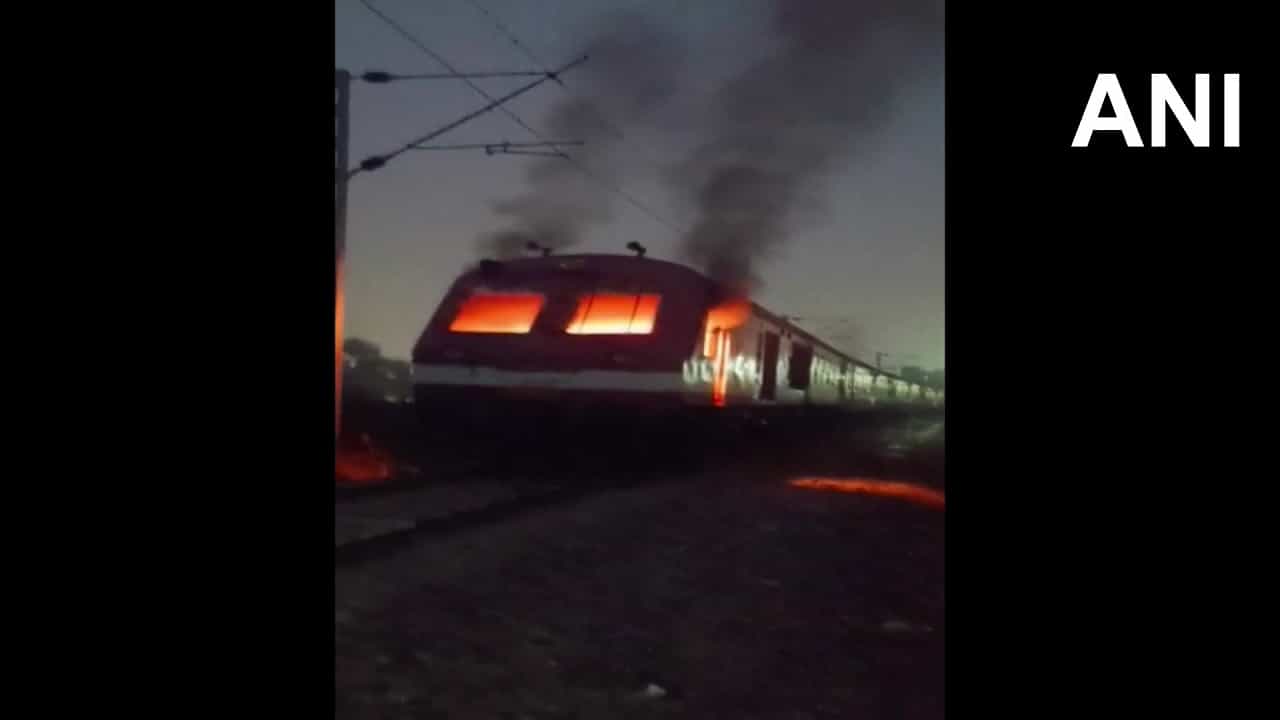 रेल्वे विभागातील आरआऱबी एनटीपीसी सीबीटी परीक्षा एकच्या निकालामध्ये गैरप्रकार झाल्याचा आरोप बिहारमधील विद्यार्थ्यांनी केला आहे. एनटीपीसी सीबीटी परीक्षा निकाल आणि सीबीटी परीक्षा भाग दोन विरोधात बिहारमधील विद्यार्थी आक्रमक झाले आहेत. संतप्त विद्यार्थ्यांनी आरा स्टेशनजवळील एका पॅसेंजर ट्रेनमध्ये आग लावली.