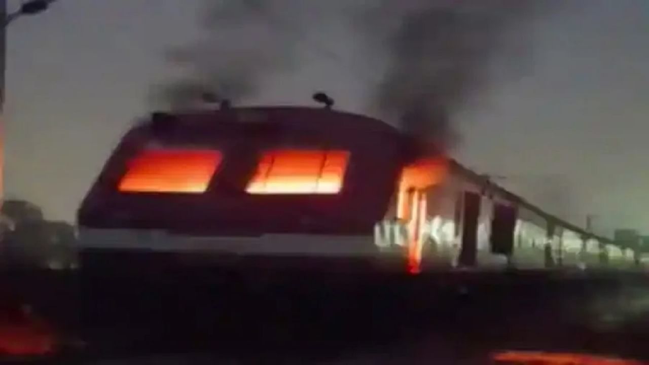 नवादा स्टेशनवर यानंतर विद्यार्थ्यांनी दुरुस्तीच्या कामांवर असलेल्या गाडीमध्ये आग लावून दिली. मात्र, फायर ब्रिगेडनं त्या आगीवर नियंत्रण मिळवलं. (आरा स्टेशनवरील फोटो)